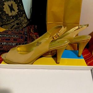 Bandolino” nude women sandal! Size 7.5